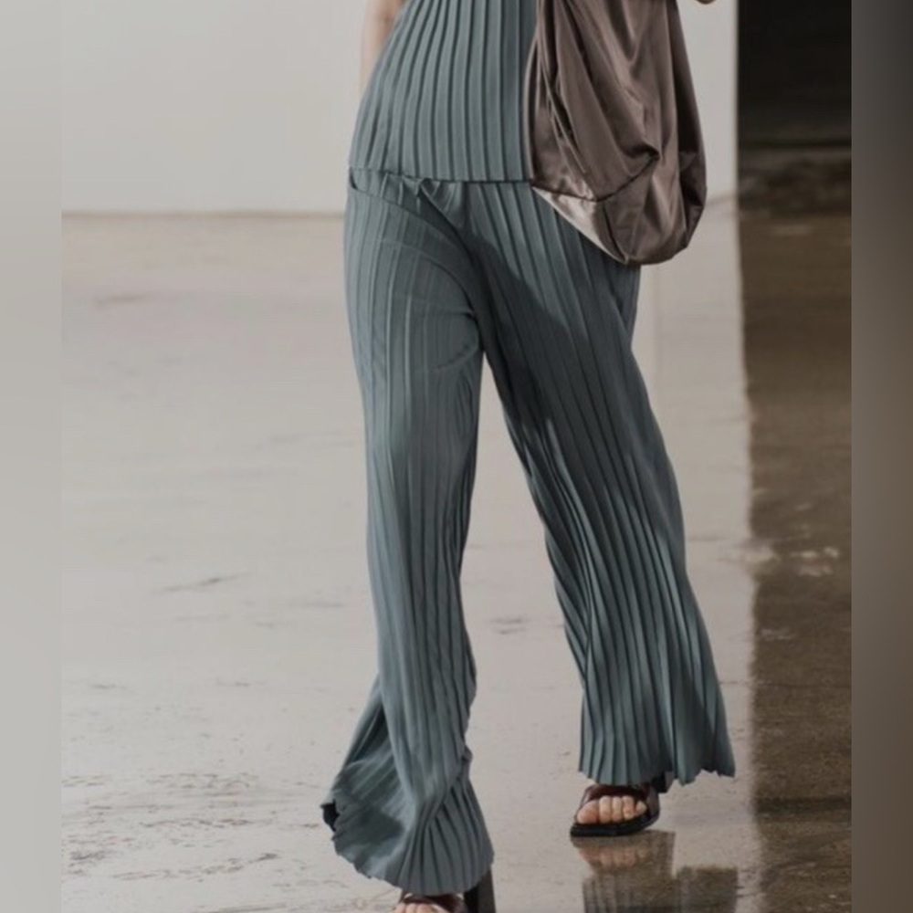 Zara Pleated Pants Size S Straight Leg Flowy High Rise Green Sage New no tags
